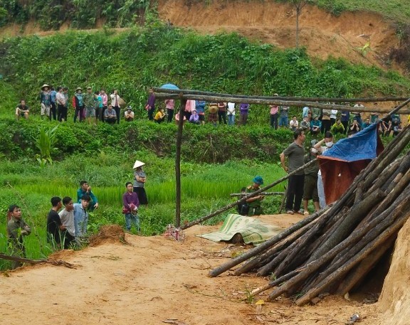 Phát hiện thi thể hai vợ chồng trên đường lên đồi - Ảnh 1.