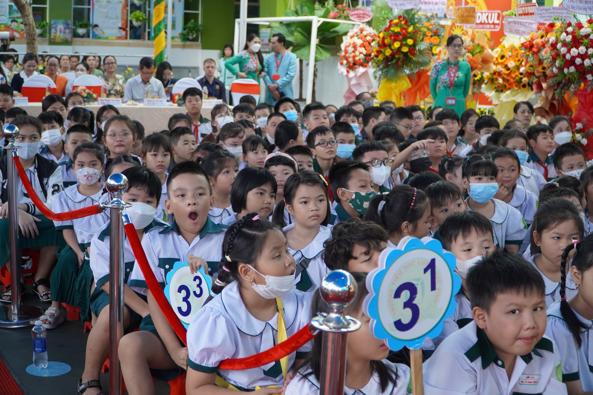 Trường Tiểu học Lương Thế Vinh đón nhận Huân chương, rộn ràng khai giảng - Ảnh 1.
