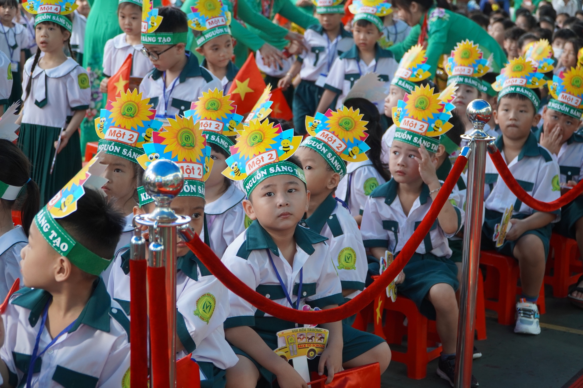 Trường Tiểu học Lương Thế Vinh đón nhận Huân chương, rộn ràng khai giảng - Ảnh 3.