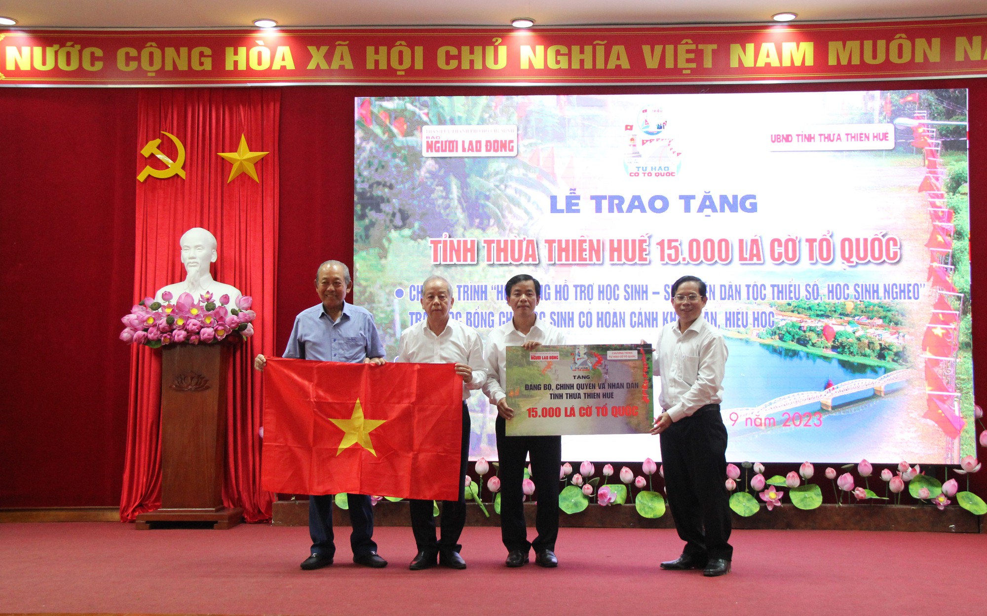 15.000 lá cờ Tổ quốc và 100 suất học bổng đến với Thừa Thiên – Huế - Ảnh 2.