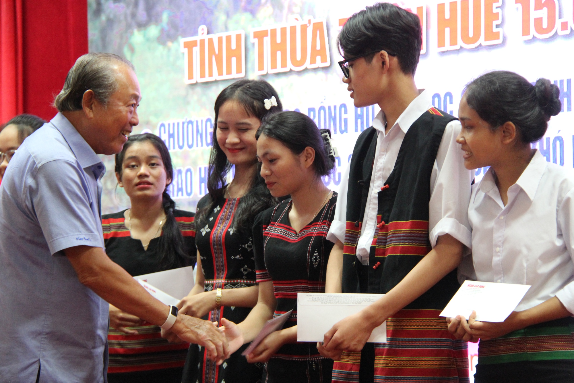 15.000 lá cờ Tổ quốc và 100 suất học bổng đến với Thừa Thiên – Huế - Ảnh 6.