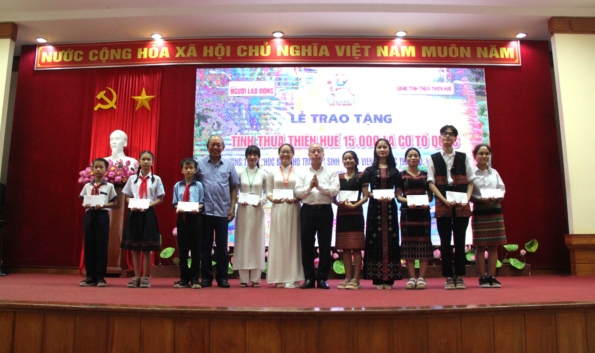 15.000 lá cờ Tổ quốc và 100 suất học bổng đến với Thừa Thiên – Huế - Ảnh 10.