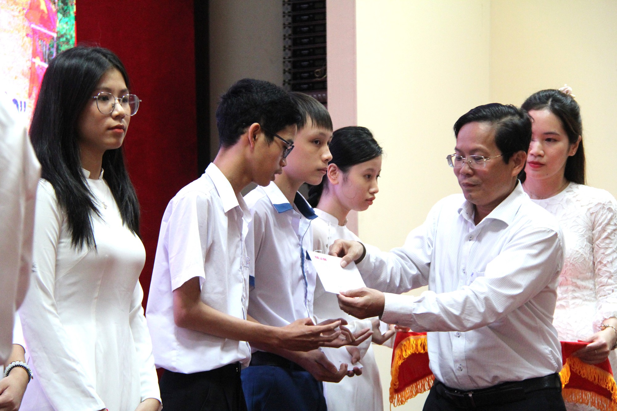 15.000 lá cờ Tổ quốc và 100 suất học bổng đến với Thừa Thiên – Huế - Ảnh 7.