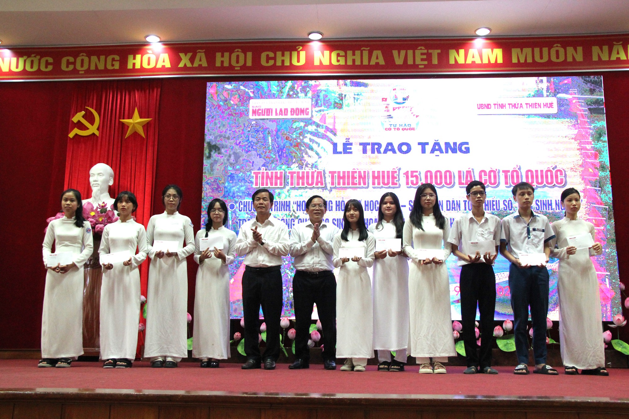 15.000 lá cờ Tổ quốc và 100 suất học bổng đến với Thừa Thiên – Huế - Ảnh 9.