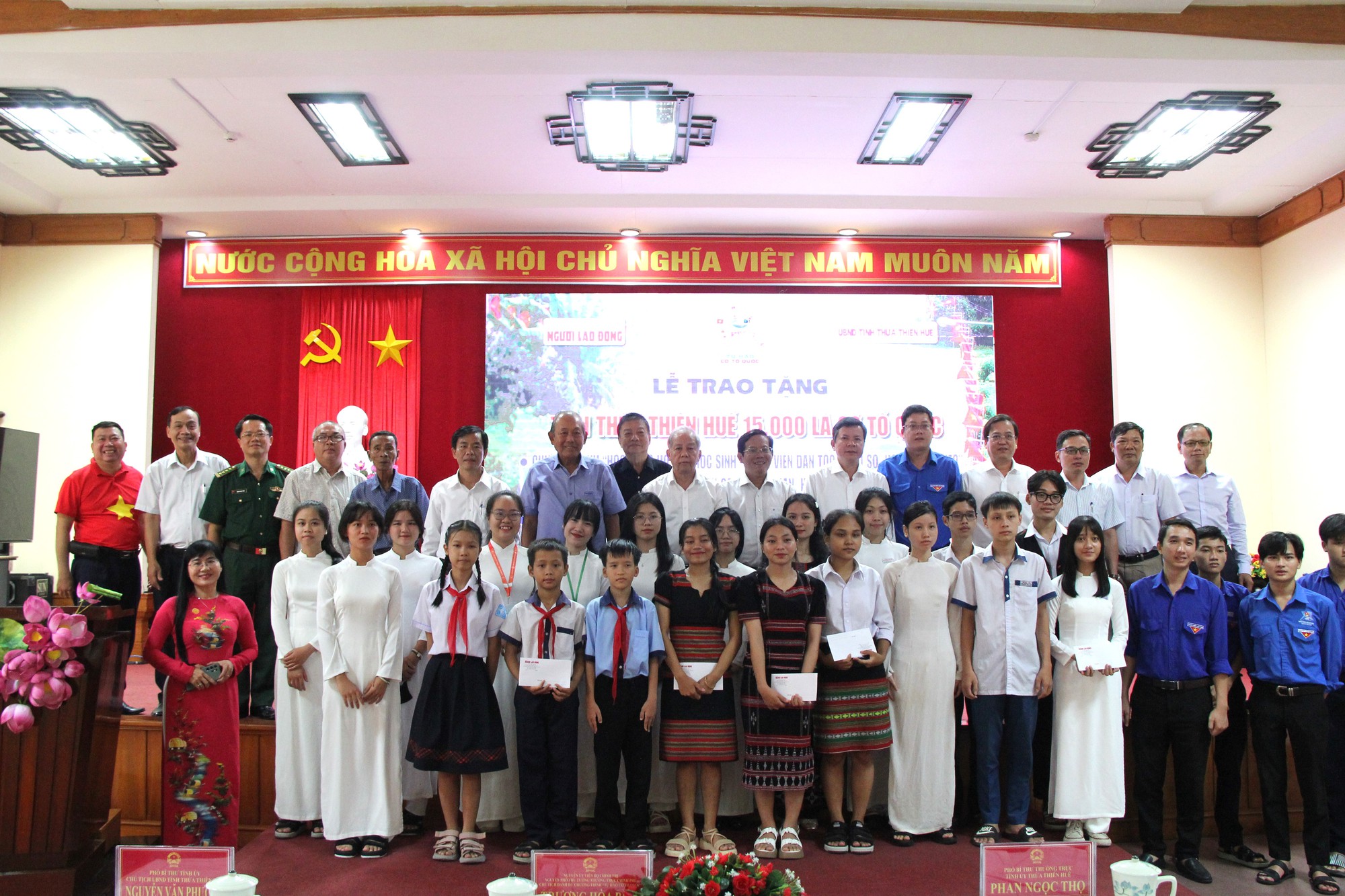 15.000 lá cờ Tổ quốc và 100 suất học bổng đến với Thừa Thiên – Huế - Ảnh 11.