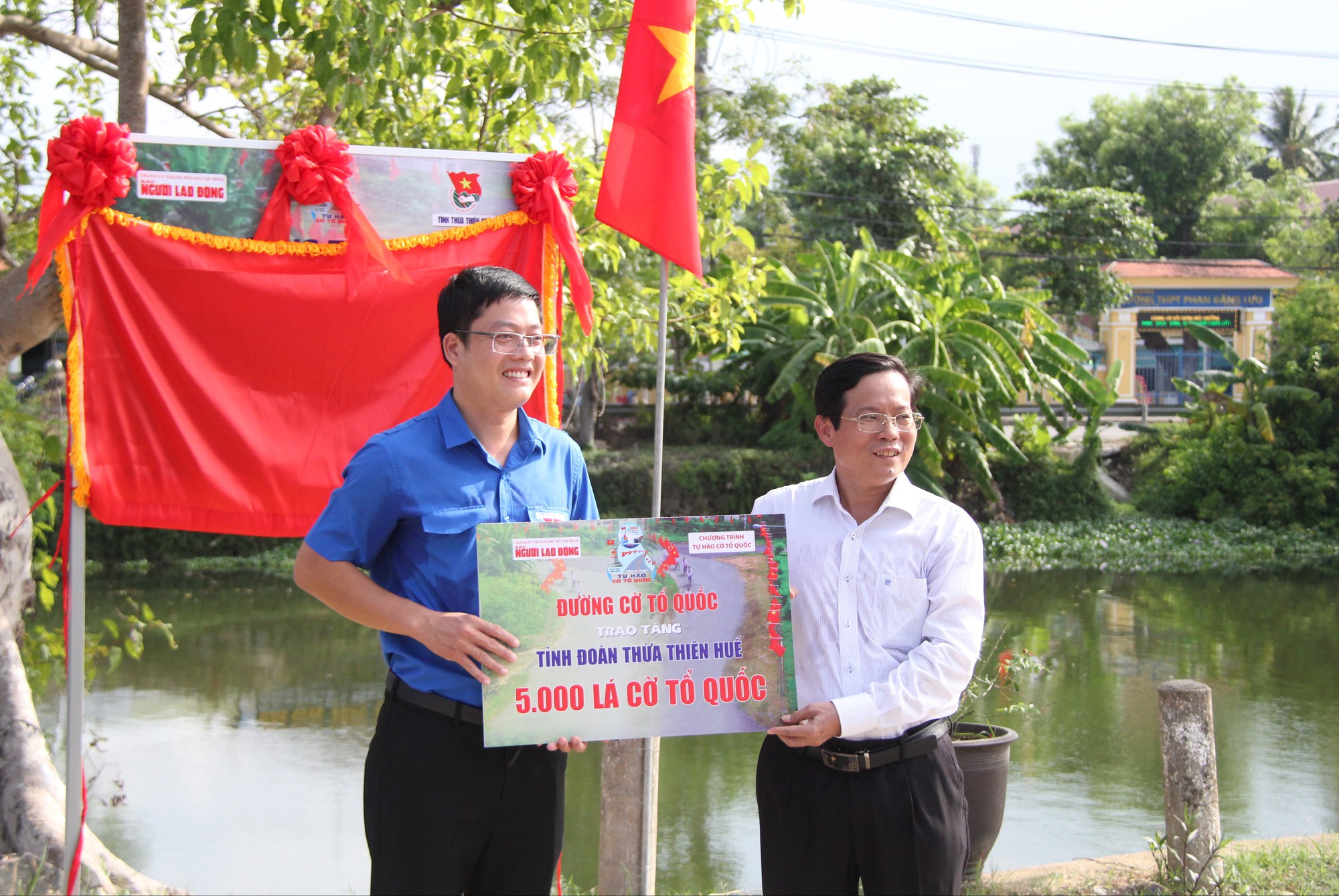 15.000 lá cờ Tổ quốc và 100 suất học bổng đến với Thừa Thiên – Huế - Ảnh 12.