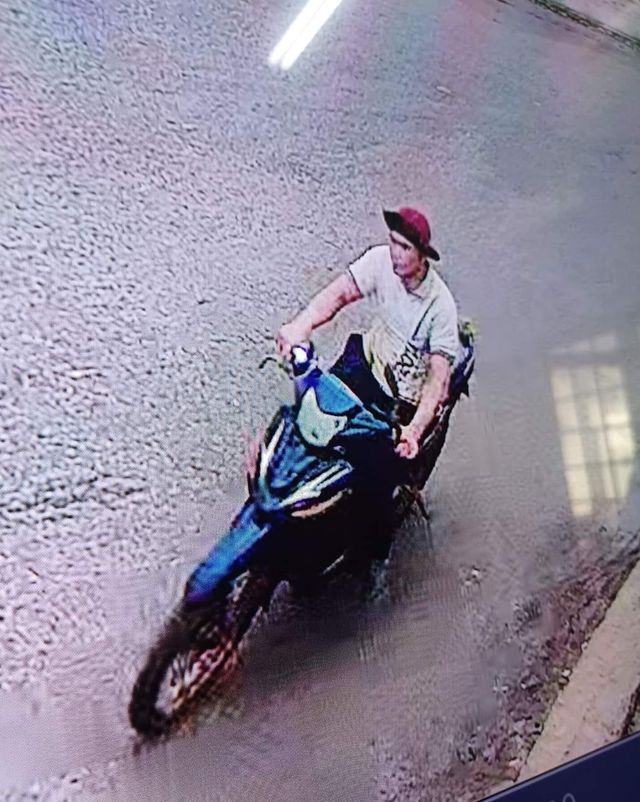 Truy đuổi kẻ trốn trại cai nghiện, cướp xe máy táo tợn ở Bình Phước - Ảnh 1. Truy đuổi kẻ trốn trại cai nghiện, cướp xe máy táo tợn ở Bình Phước - Ảnh 1.
