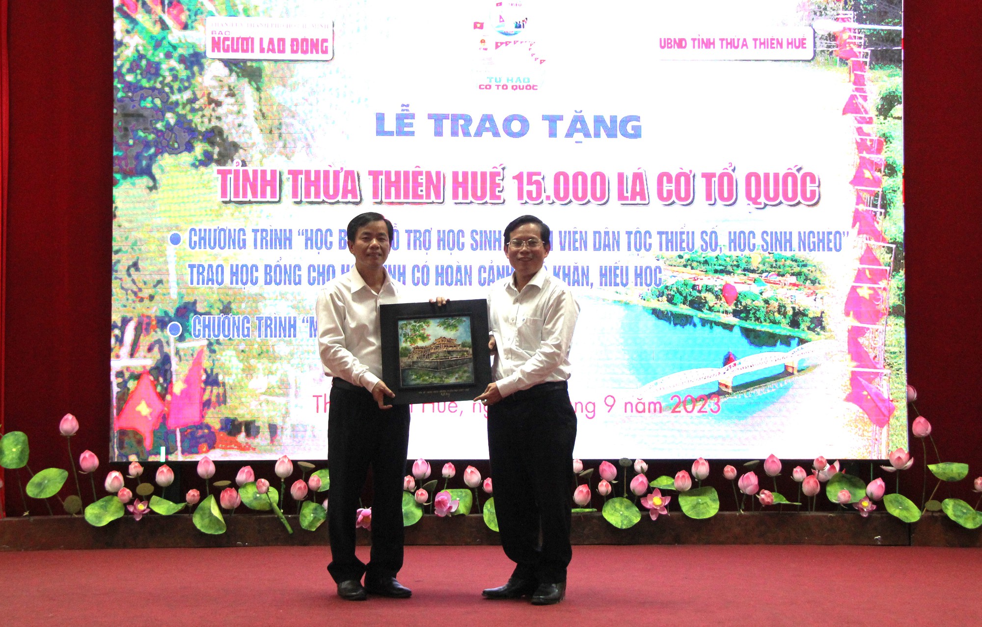 15.000 lá cờ Tổ quốc và 100 suất học bổng đến với Thừa Thiên – Huế - Ảnh 3.