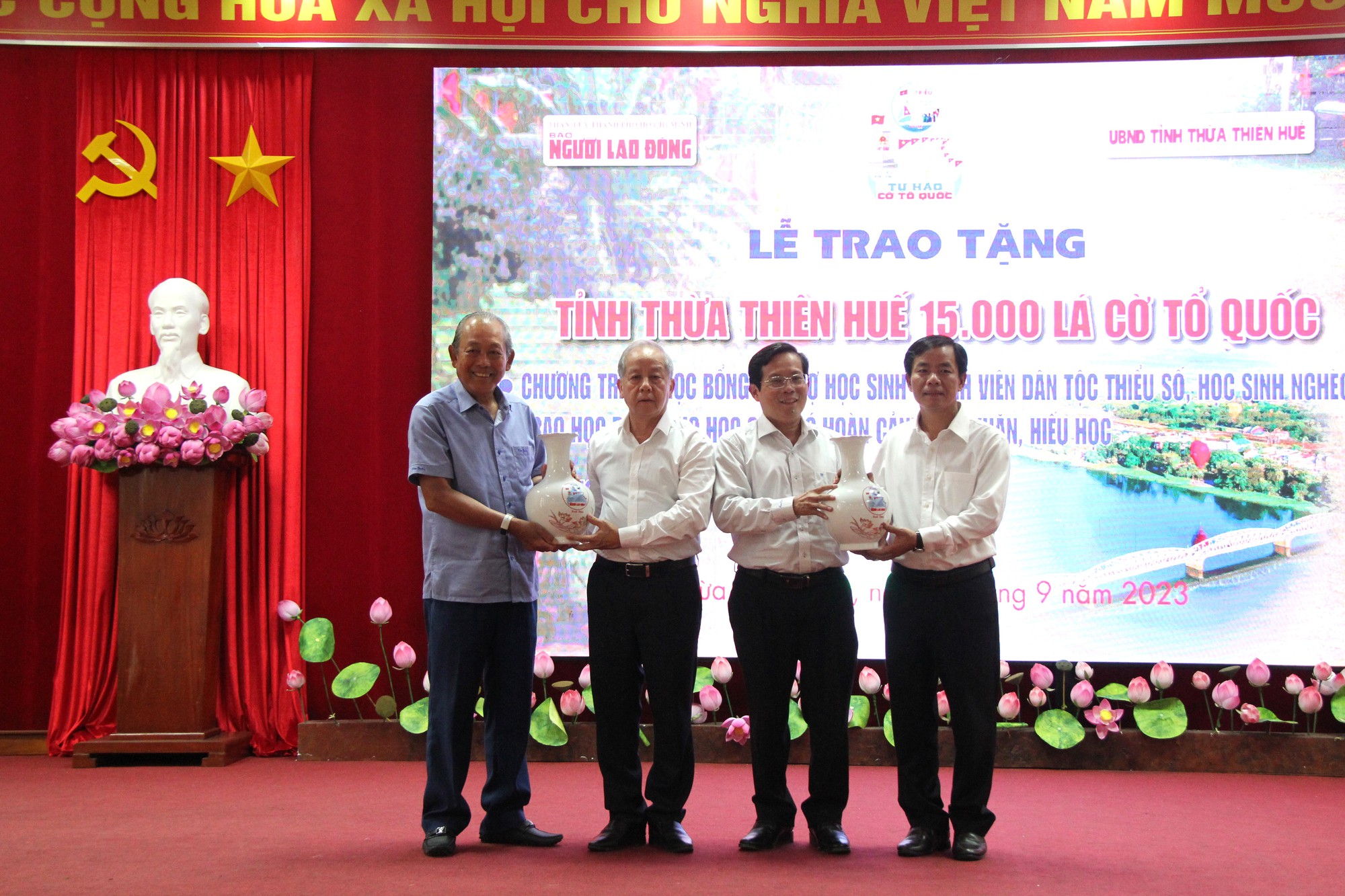 15.000 lá cờ Tổ quốc và 100 suất học bổng đến với Thừa Thiên – Huế - Ảnh 4.