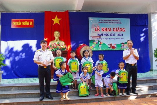 Xúc động lễ khai giảng của học trò vùng cao Quảng Nam và huyện đảo Trường Sa - Ảnh 21.