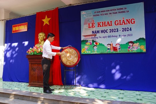 Xúc động lễ khai giảng của học trò vùng cao Quảng Nam và huyện đảo Trường Sa - Ảnh 20.