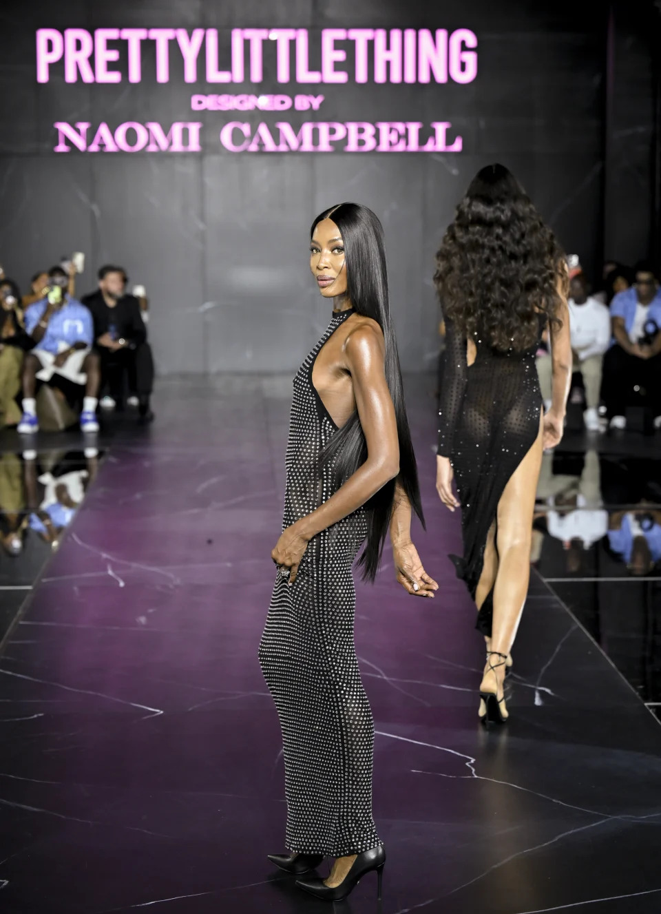 “Báo đen” Naomi Campbell lấp lánh đầm xuyên thấu - Ảnh 2.