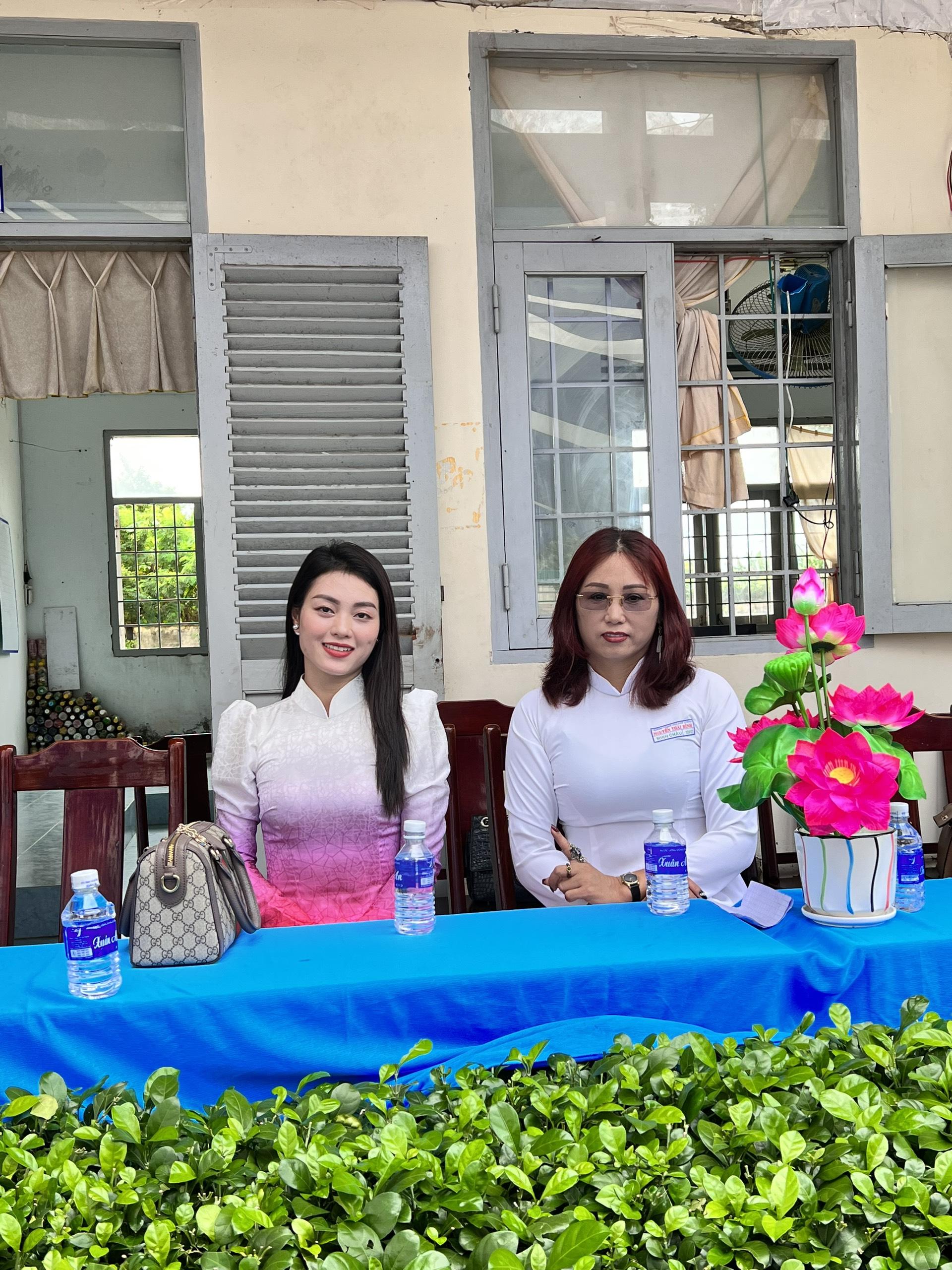 Penyanyi Thai Hang Nga kembali ke Ben Tre untuk memberi buku dan mengembangkan budaya membaca - Foto 1. Ca sĩ Thái Hằng Nga về Bến Tre trao sách, phát triển văn hóa đọc - Ảnh 1.