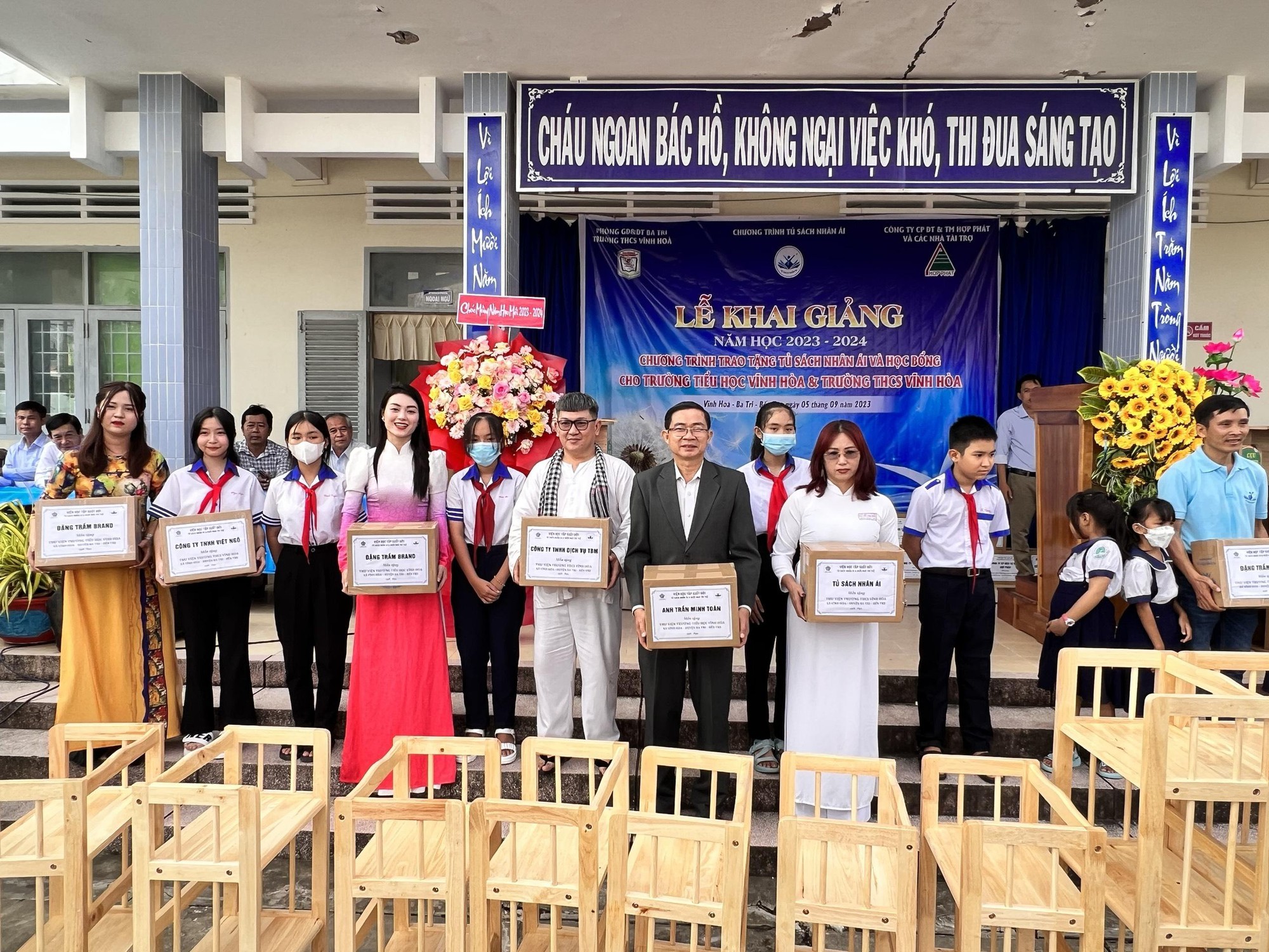 Penyanyi Thai Hang Nga kembali ke Ben Tre untuk memberi buku dan mengembangkan budaya membaca - Foto 2. Ca sĩ Thái Hằng Nga về Bến Tre trao sách, phát triển văn hóa đọc - Ảnh 2.