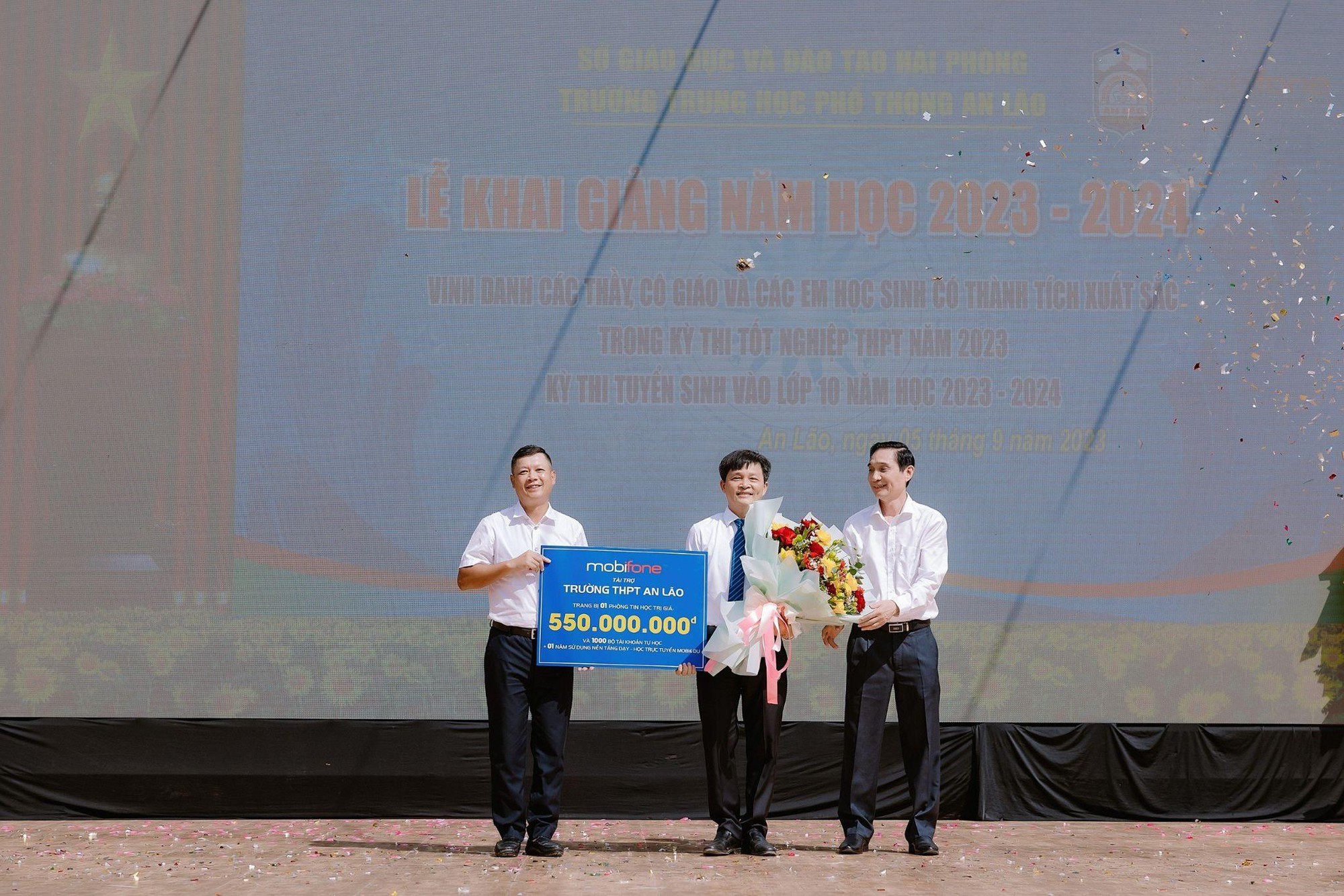 MobiFone tài trợ thiết bị hỗ trợ dạy và học trực tuyến tại trường THPT An Lão - Ảnh 1.