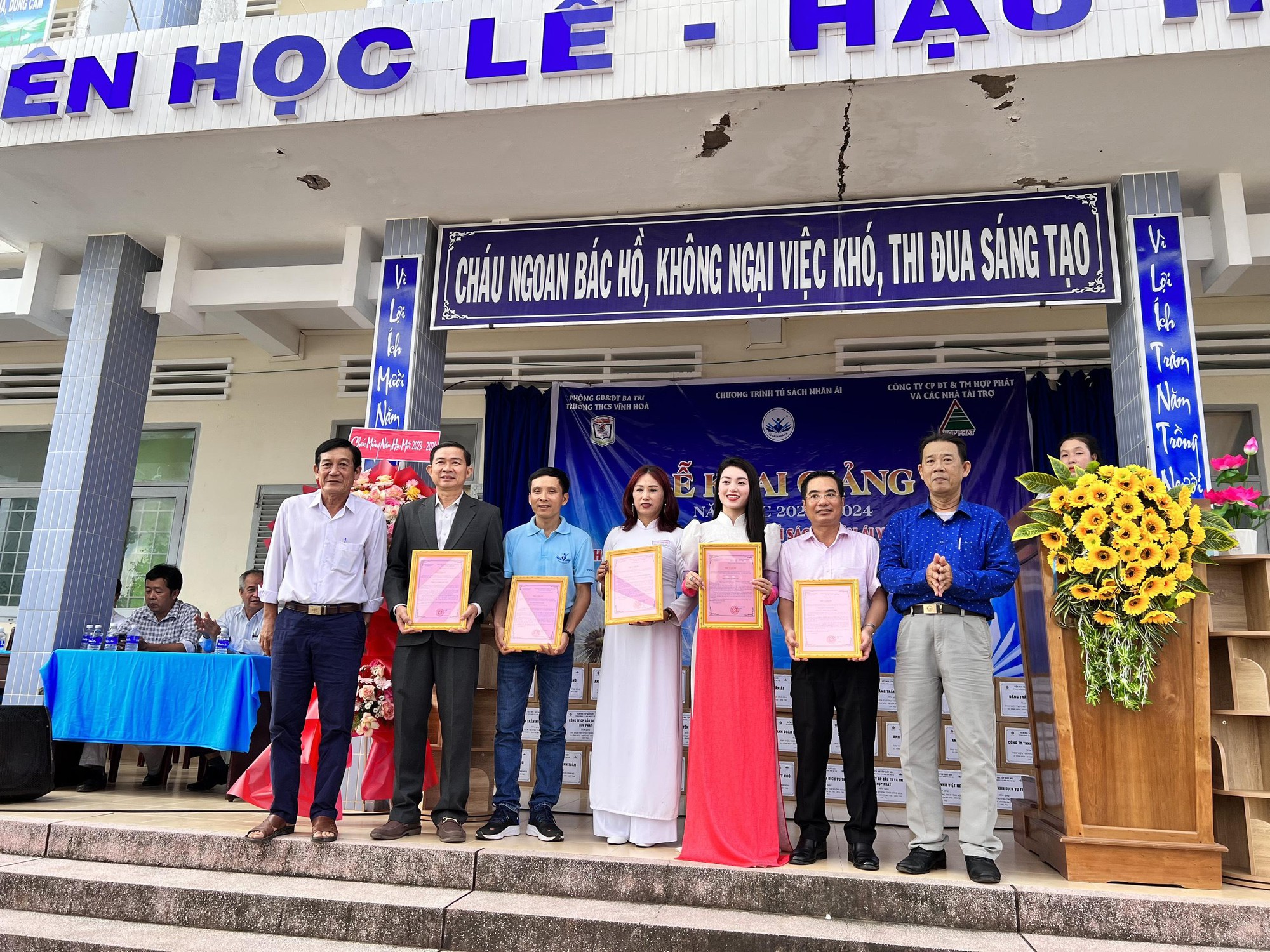 Penyanyi Thai Hang Nga kembali ke Ben Tre untuk memberi buku dan mengembangkan budaya membaca - Foto 3. Ca sĩ Thái Hằng Nga về Bến Tre trao sách, phát triển văn hóa đọc - Ảnh 3.