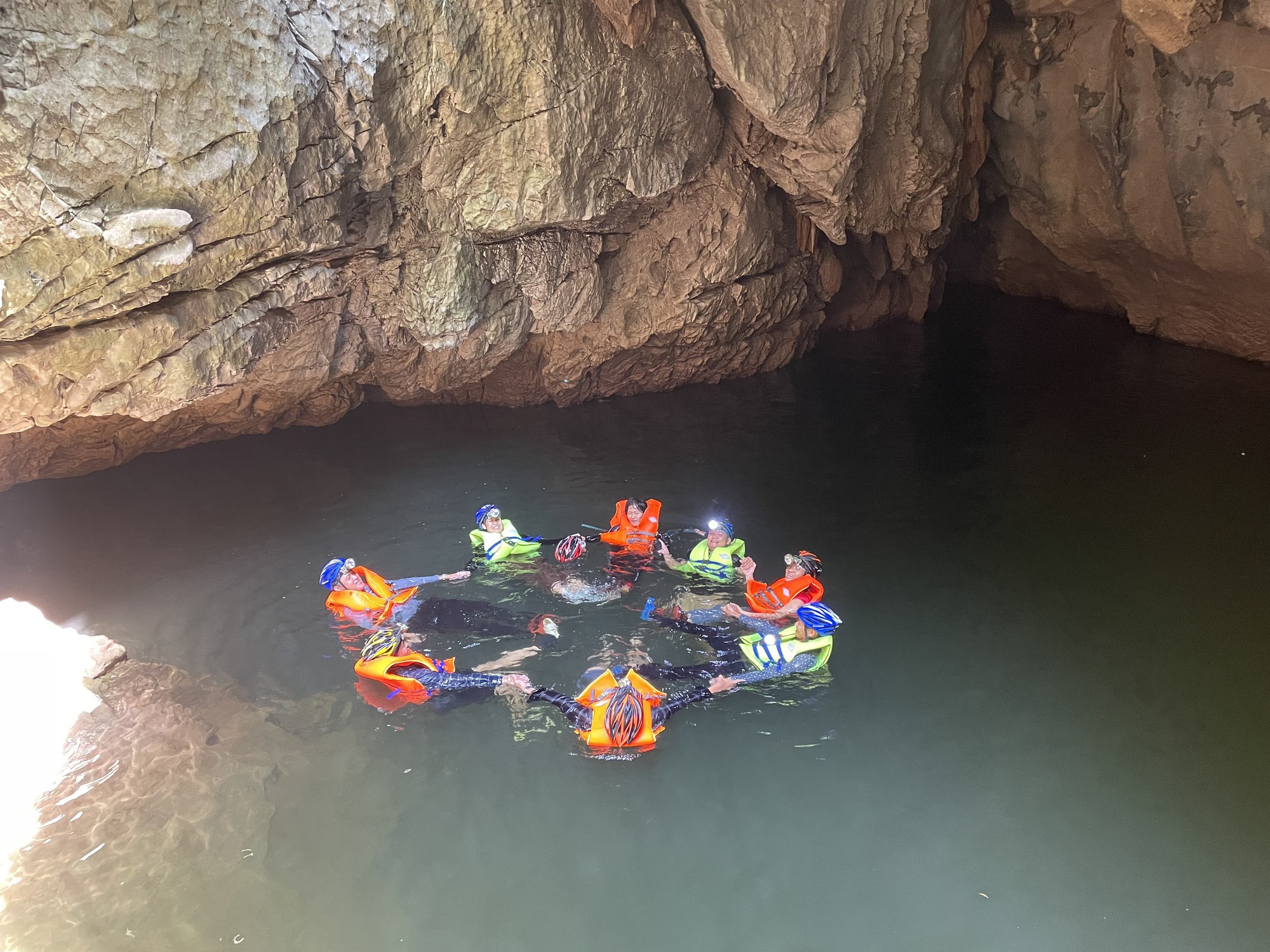 Cận cảnh vẻ đẹp mê hồn của hang Sơn Nữ vừa phát hiện ở Quảng Bình - Ảnh 16.