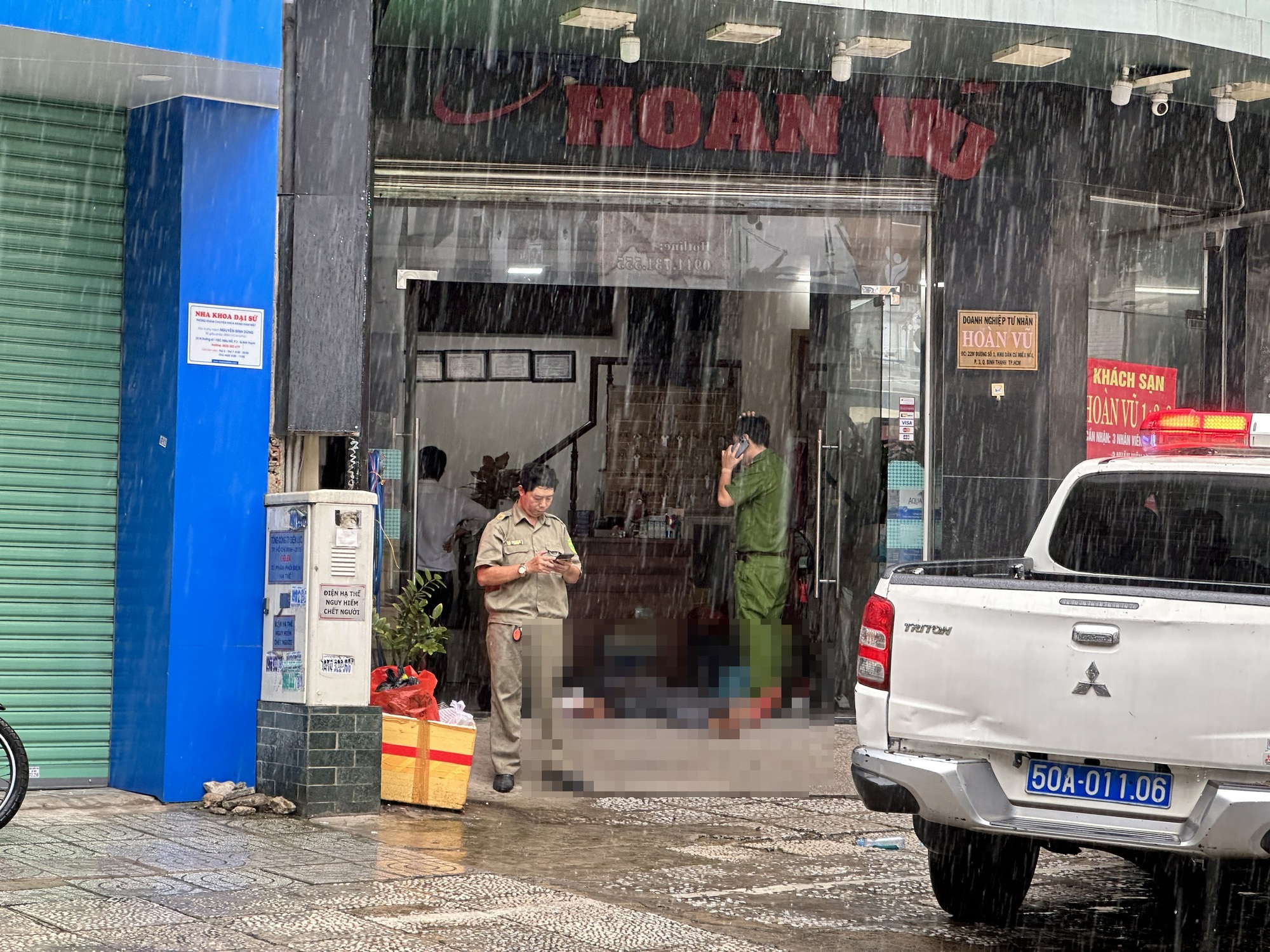 Nam thanh niên người dính máu gục trước cửa 1 khách sạn ở Bình Thạnh - Ảnh 1.