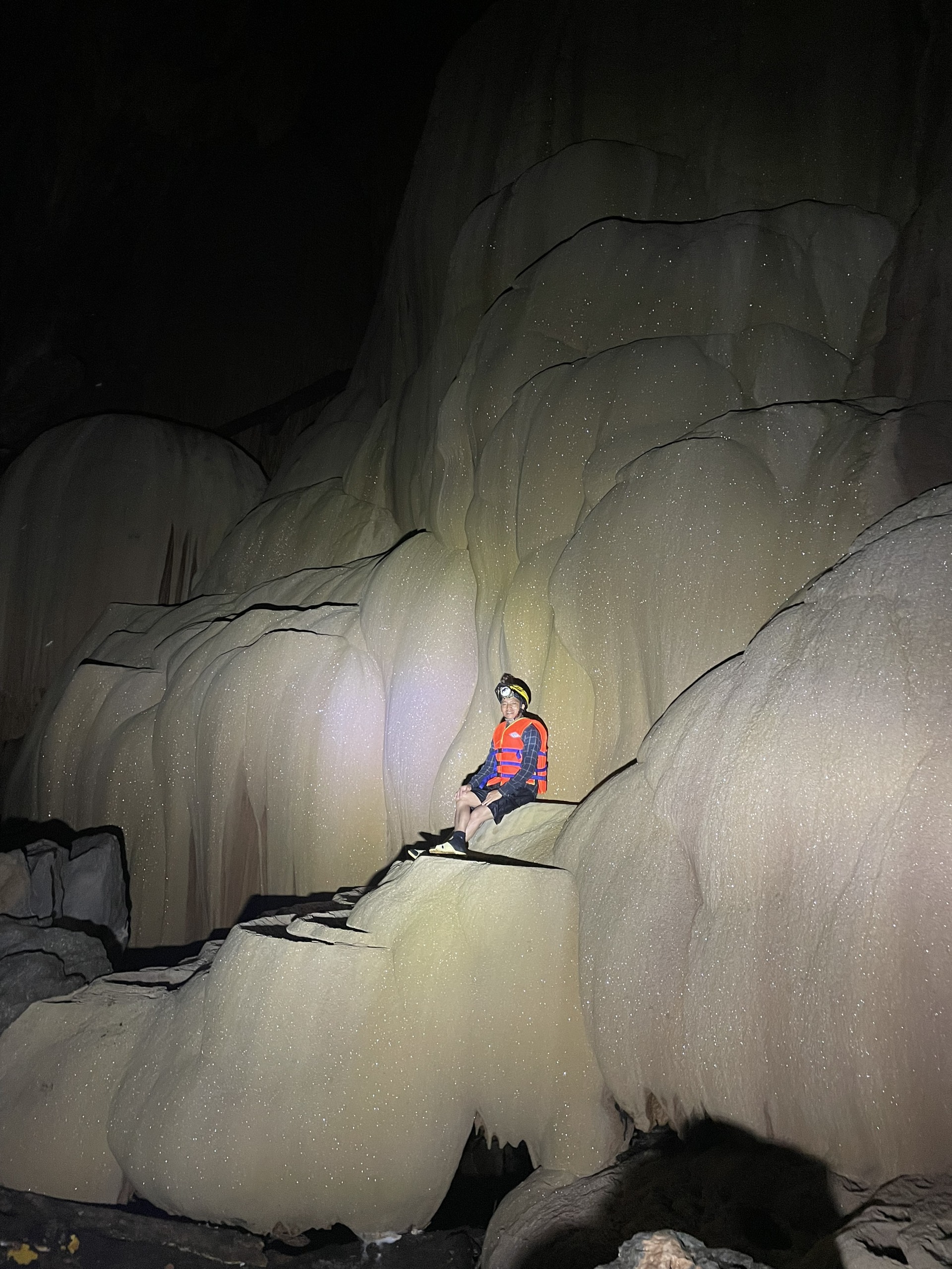 Cận cảnh vẻ đẹp mê hồn của hang Sơn Nữ vừa phát hiện ở Quảng Bình - Ảnh 9.