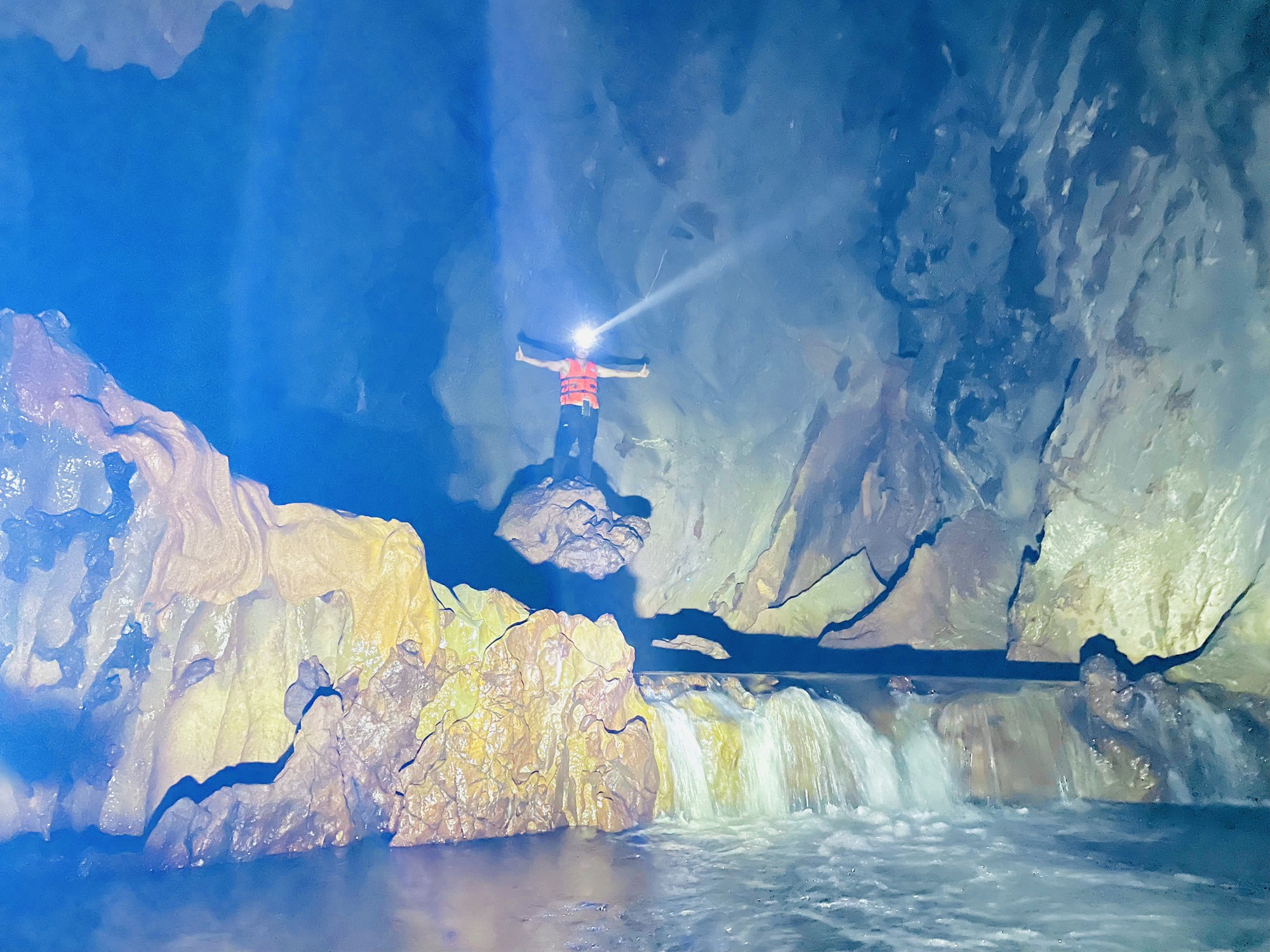 Cận cảnh vẻ đẹp mê hồn của hang Sơn Nữ vừa phát hiện ở Quảng Bình - Ảnh 11.