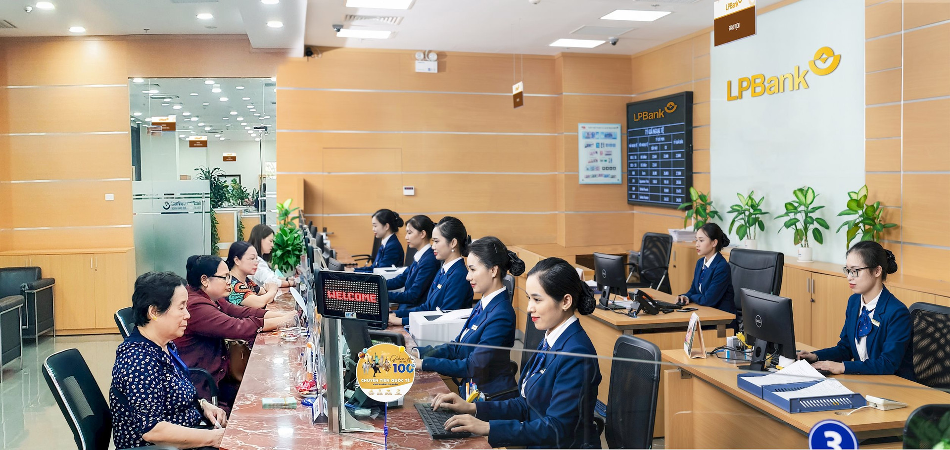 Sau khi VNPost thoái vốn xuống dưới 5%, phòng giao dịch bưu điện LPBank không được nhận gửi tiết kiệm - Ảnh 1.