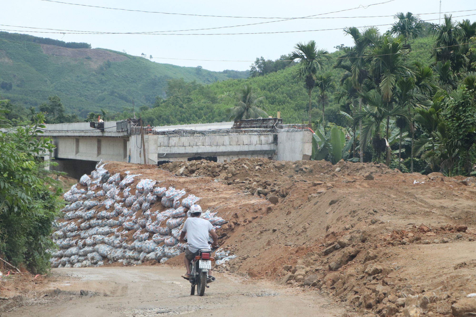 Đề nghị kiểm tra, xử lý việc dùng đất trái phép làm 2 cây cầu ở Quảng Nam - Ảnh 1.