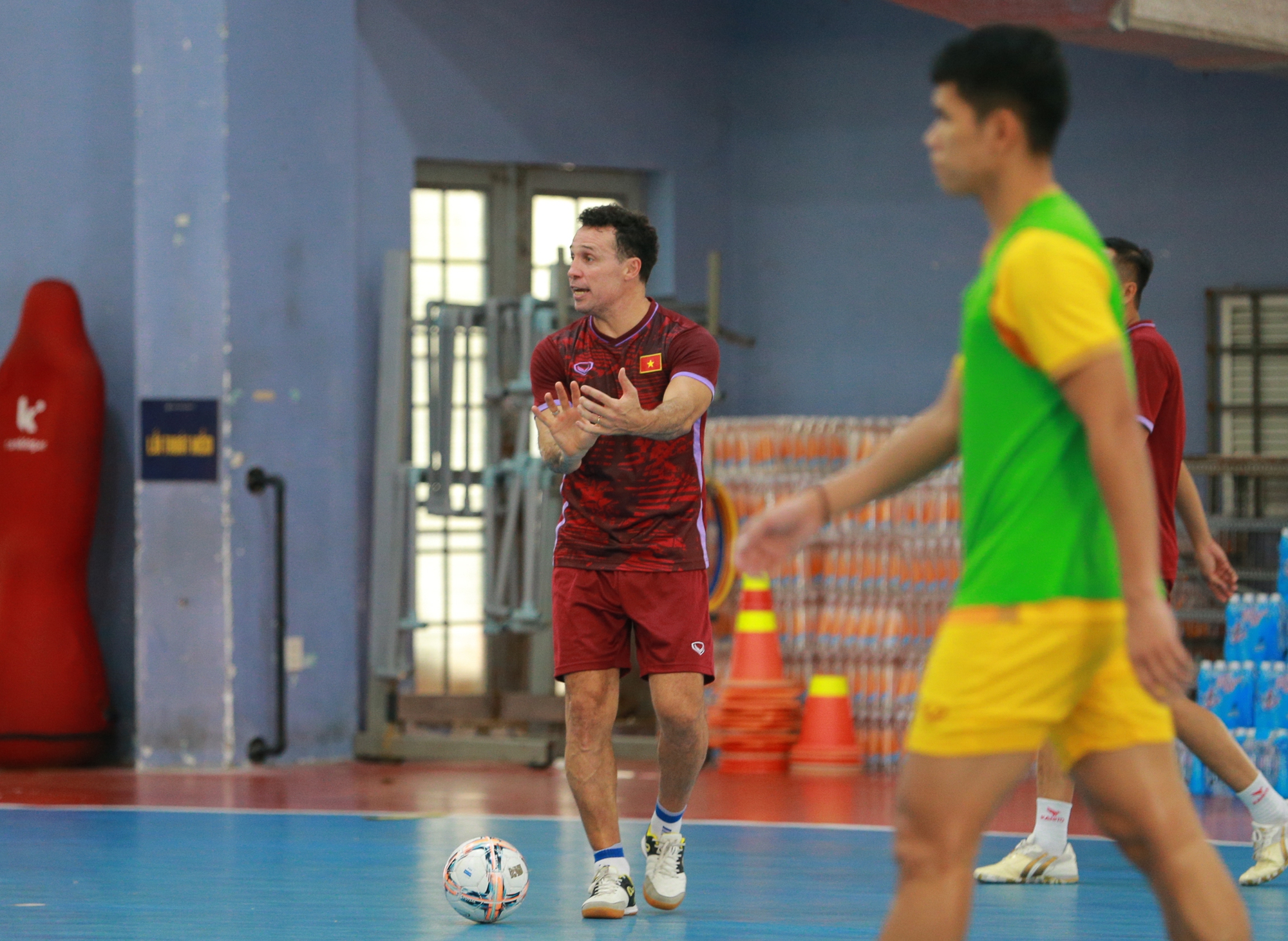 HLV tuyển Futsal Việt Nam tập trung cải thiện lối chơi cá nhân cho học trò - Ảnh 2.
