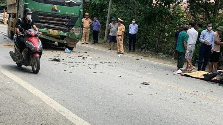 Va chạm xe hổ vồ, nam thanh niên đi xe máy tử vong - Ảnh 1. Va chạm xe hổ vồ, nam thanh niên đi xe máy tử vong - Ảnh 1.