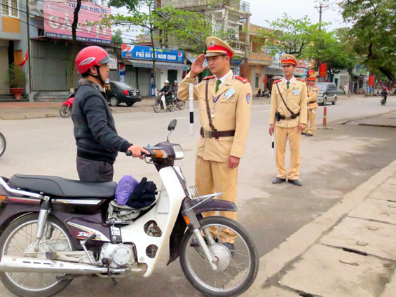 Không bắt buộc CSGT phải nói lời chào, cảm ơn tài xế - Ảnh 1.