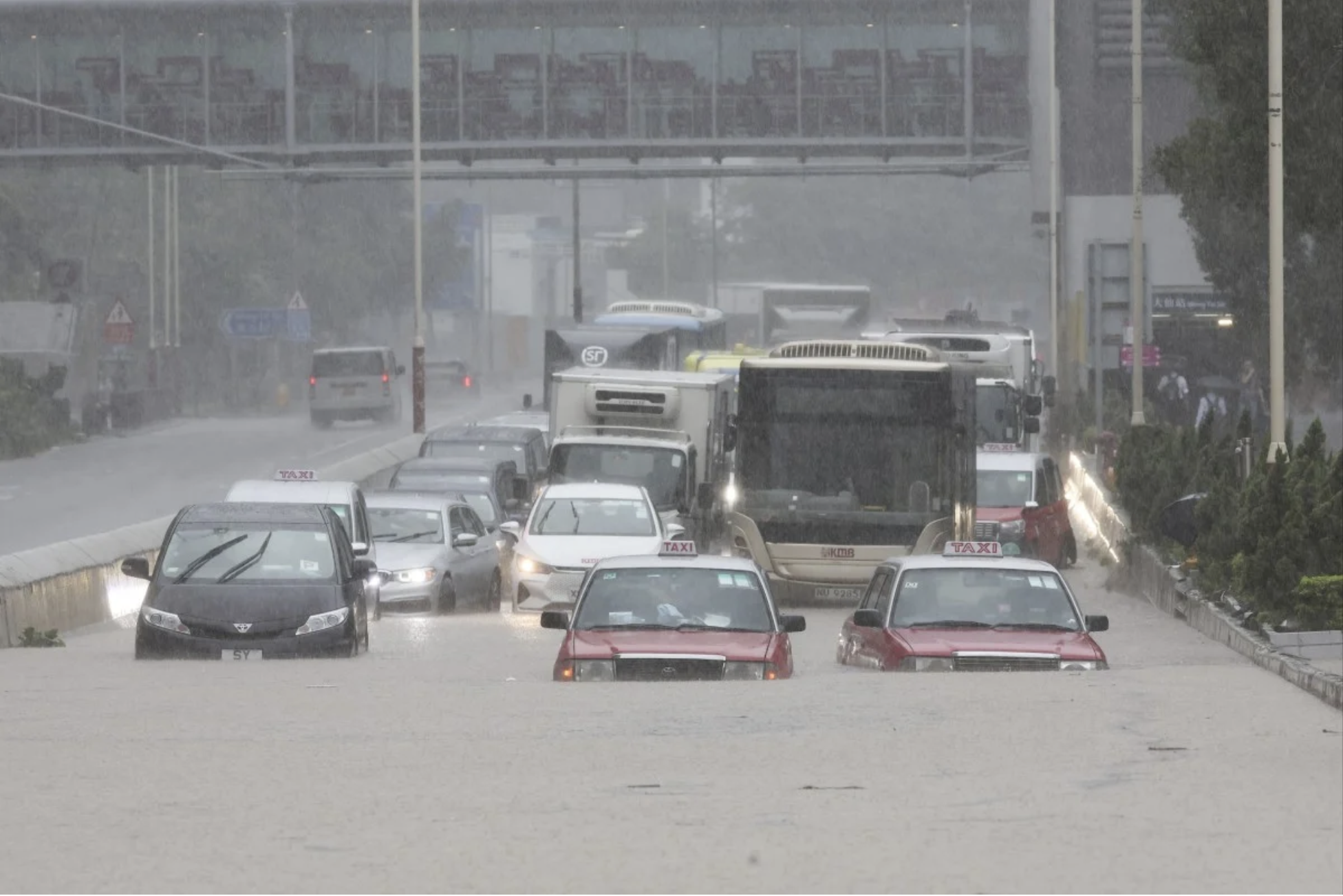 Close-up of severe flooding in Hong Kong - Photo 2.