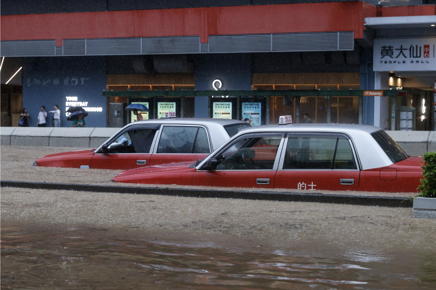 Close-up of the terrible flood in Hong Kong - photo 20.