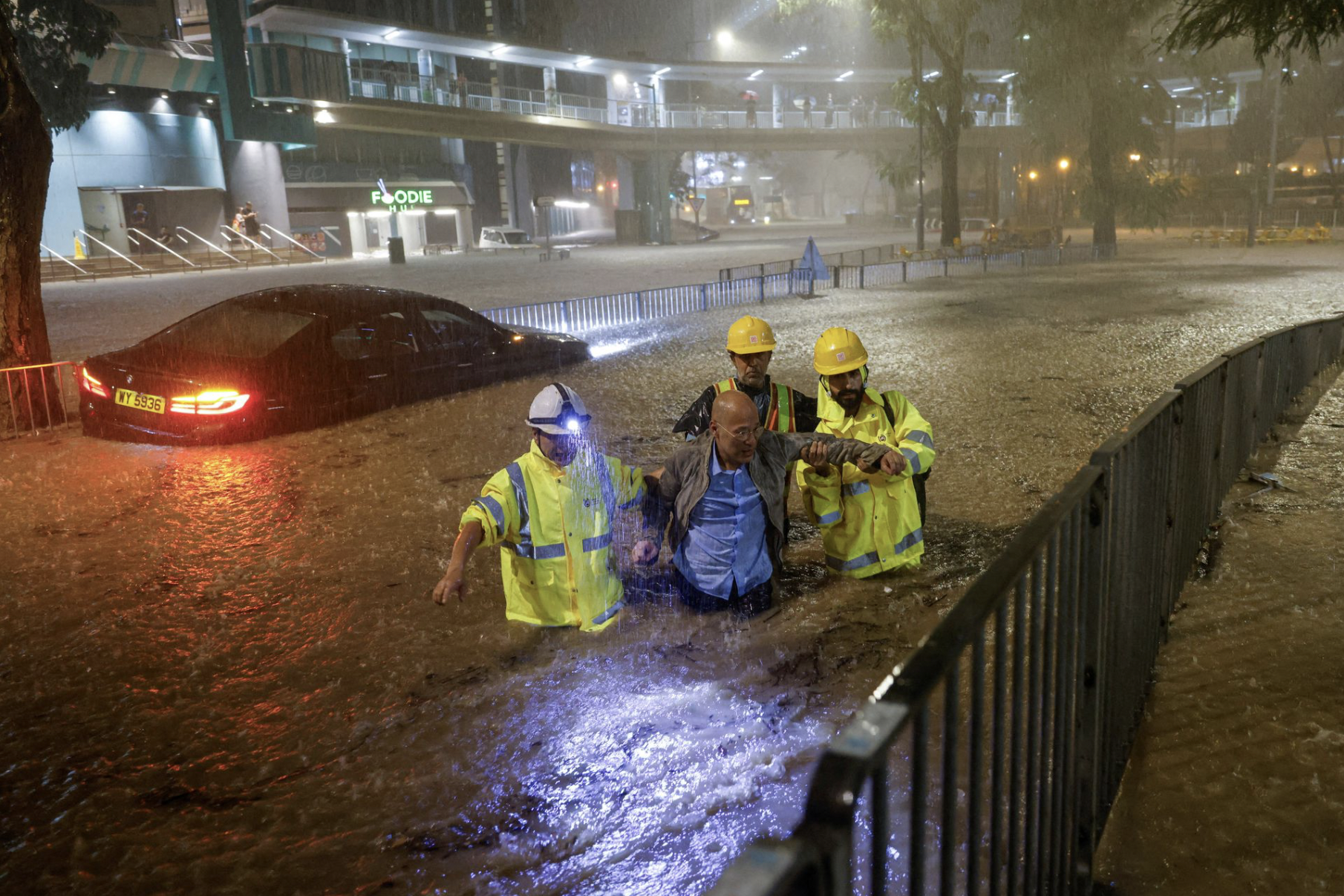 Close-up of the terrible flood in Hong Kong - photo 18.