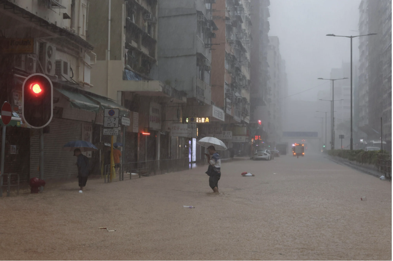 Close-up of severe flooding in Hong Kong - Photo 5.