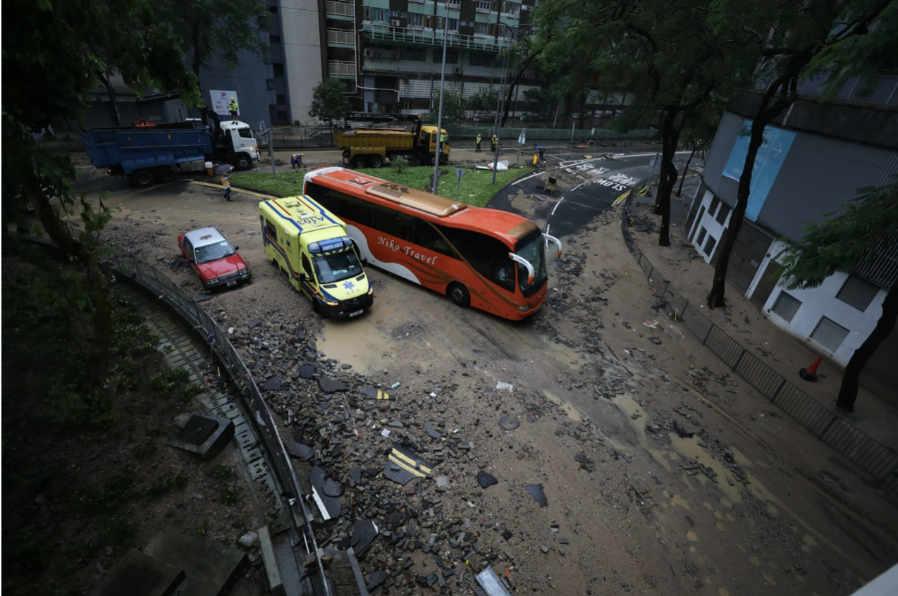 Cận cảnh ngập lụt khủng khiếp ở Hồng Kông - Ảnh 7.