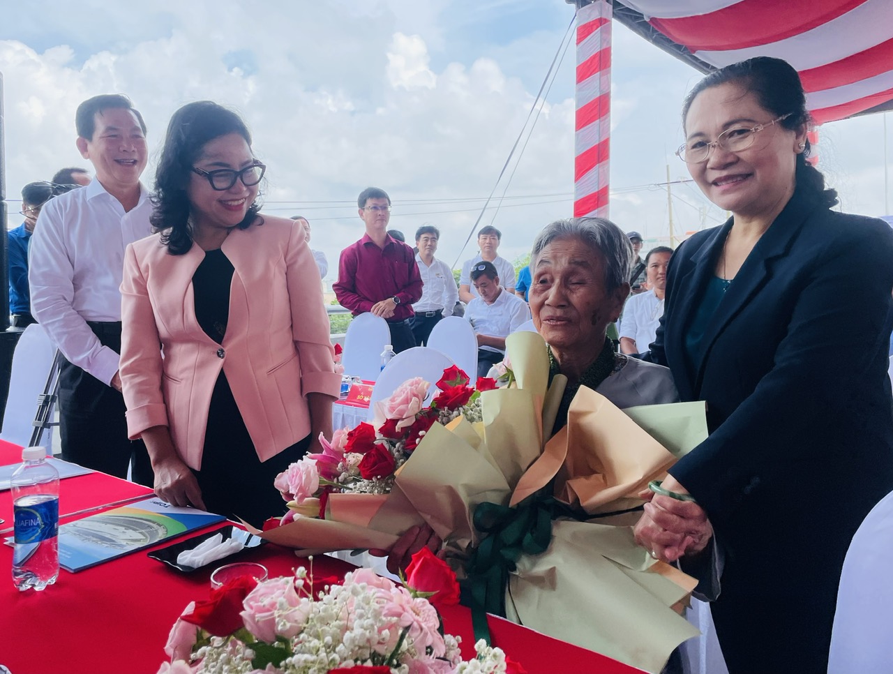 CLIP: Chính thức thông xe cầu Long Kiểng sau 22 năm chờ đợi - Ảnh 5. CLIP: Chính thức thông xe cầu Long Kiểng sau 22 năm chờ đợi - Ảnh 5.