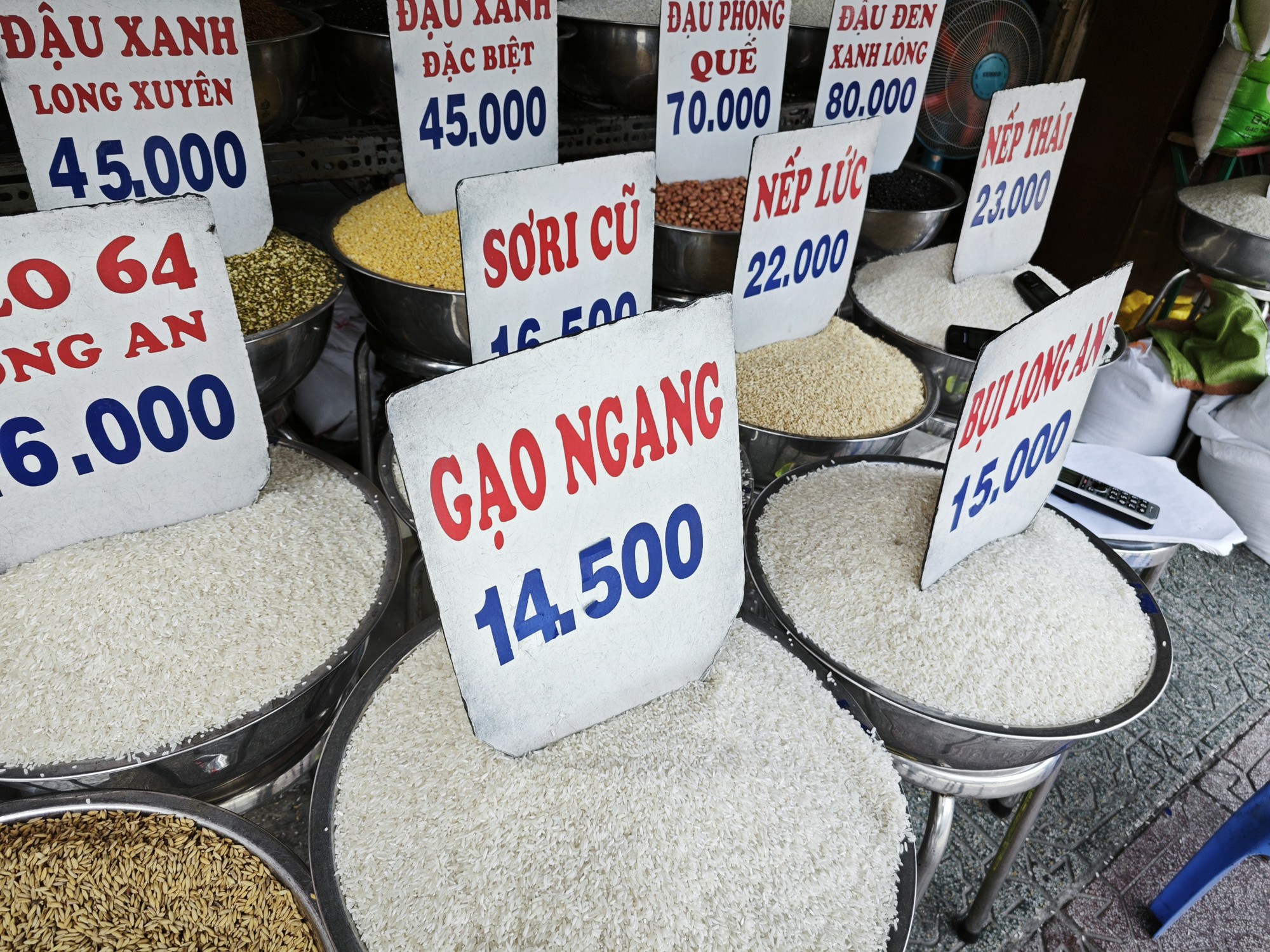 Giá gạo xuất khẩu rời đỉnh, gạo Việt Nam vẫn cao nhất thế giới - Ảnh 2.