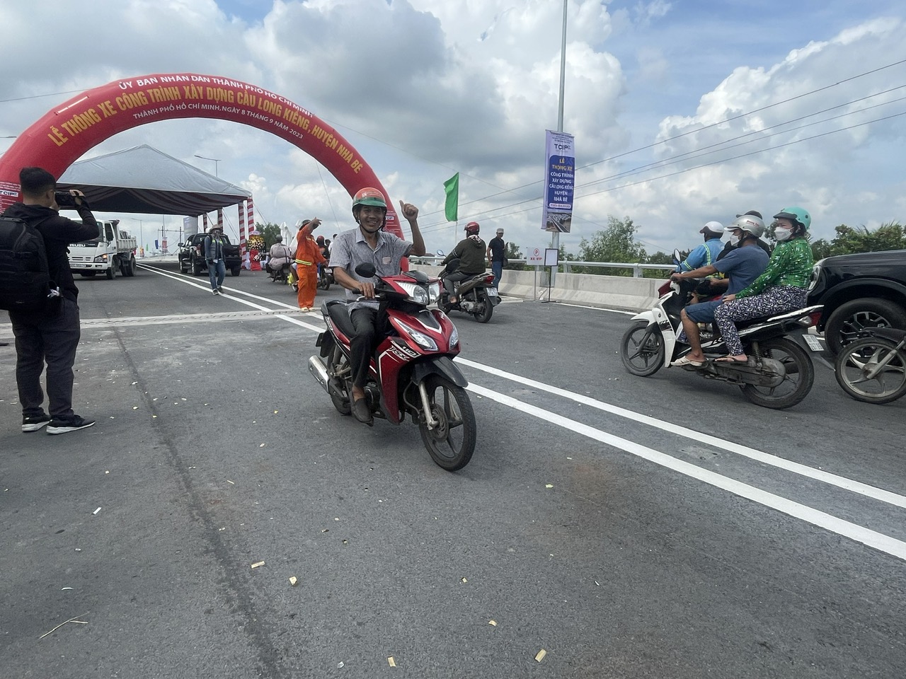 TP HCM tháo dỡ cầu Long Kiểng cũ sau 50 năm sử dụng - Ảnh 2.