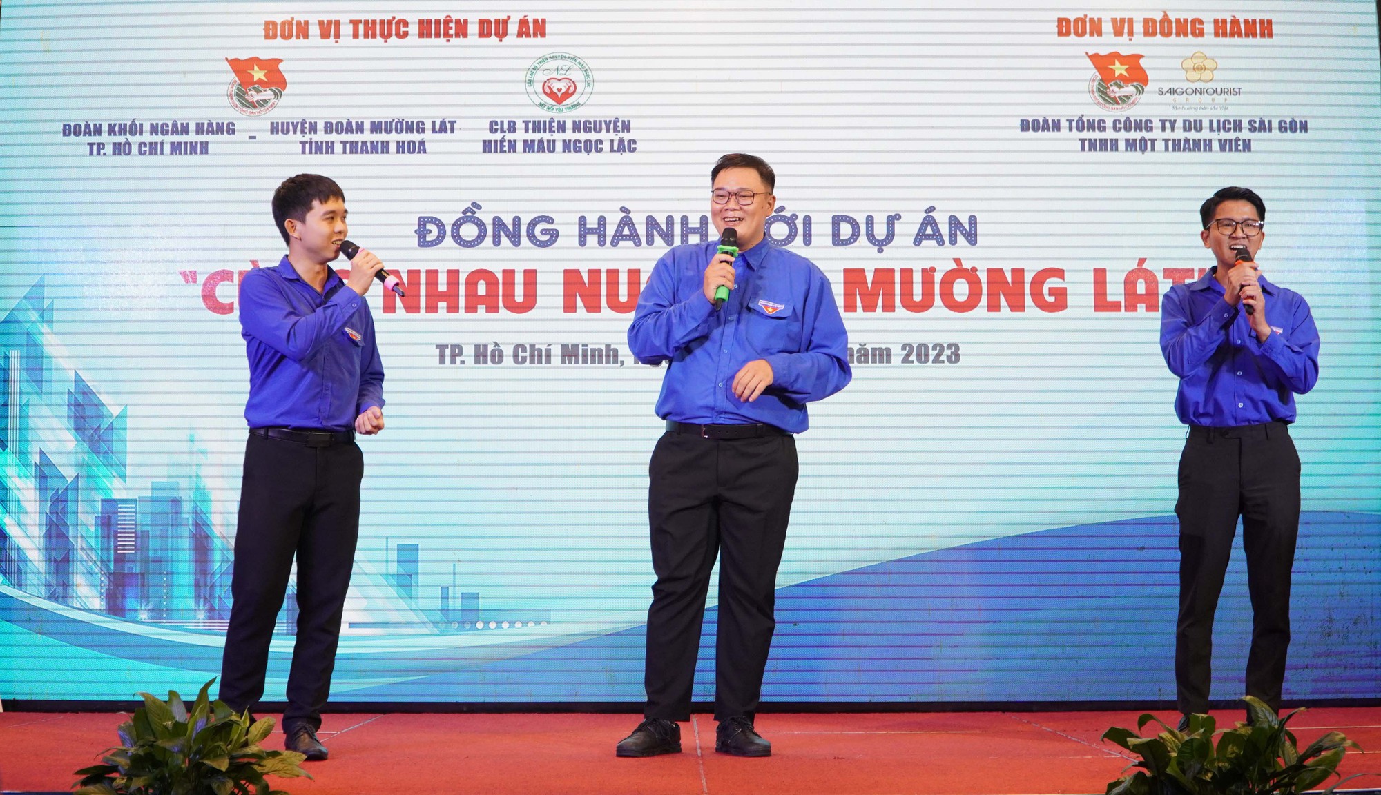 Thêm 150 học sinh được chăm lo từ Cùng nhau nuôi em Mường Lát - Ảnh 2.