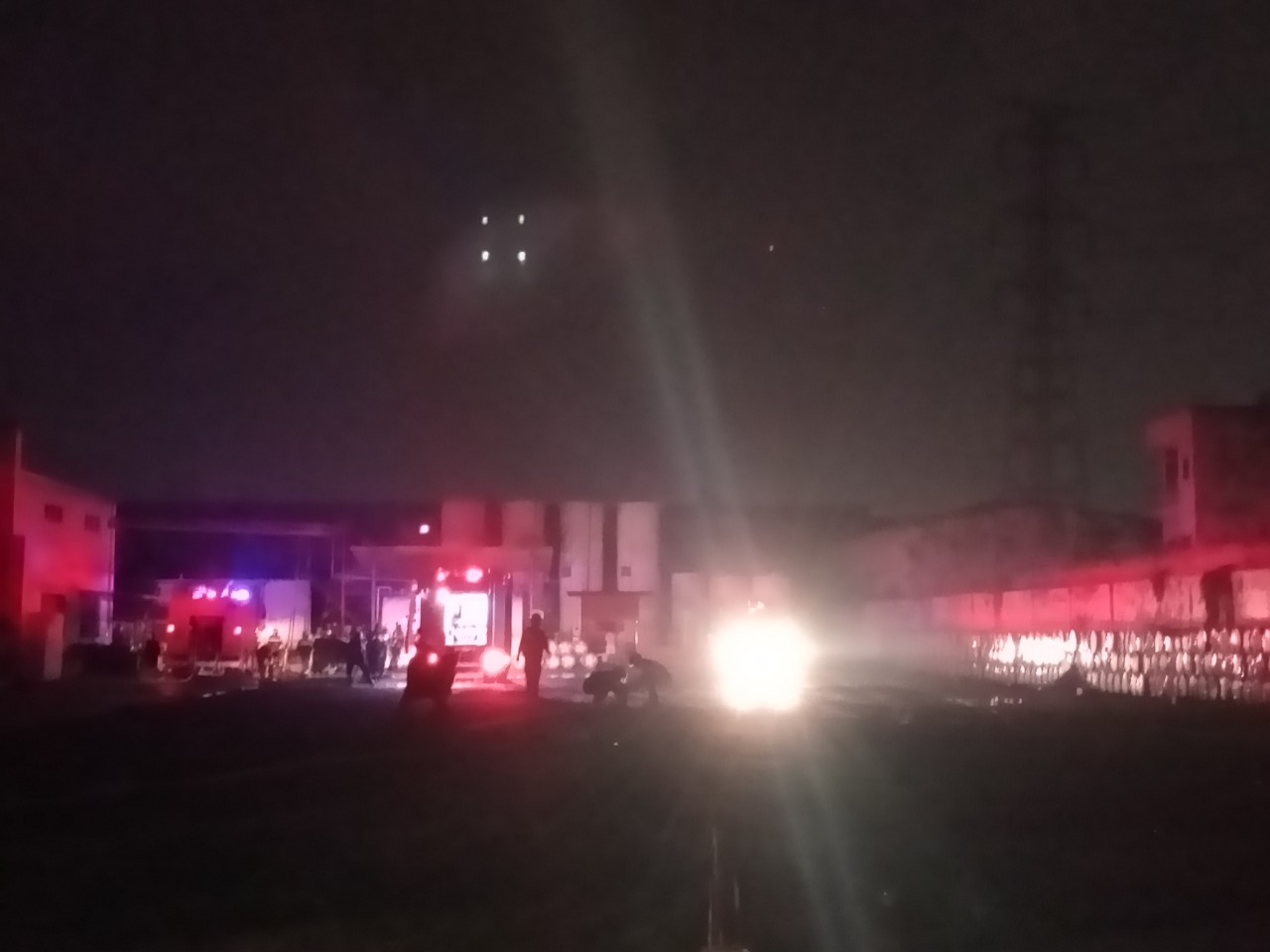 TP HCM: Cháy ở công ty nhựa lúc nửa đêm, 1 người tử vong - Ảnh 1.