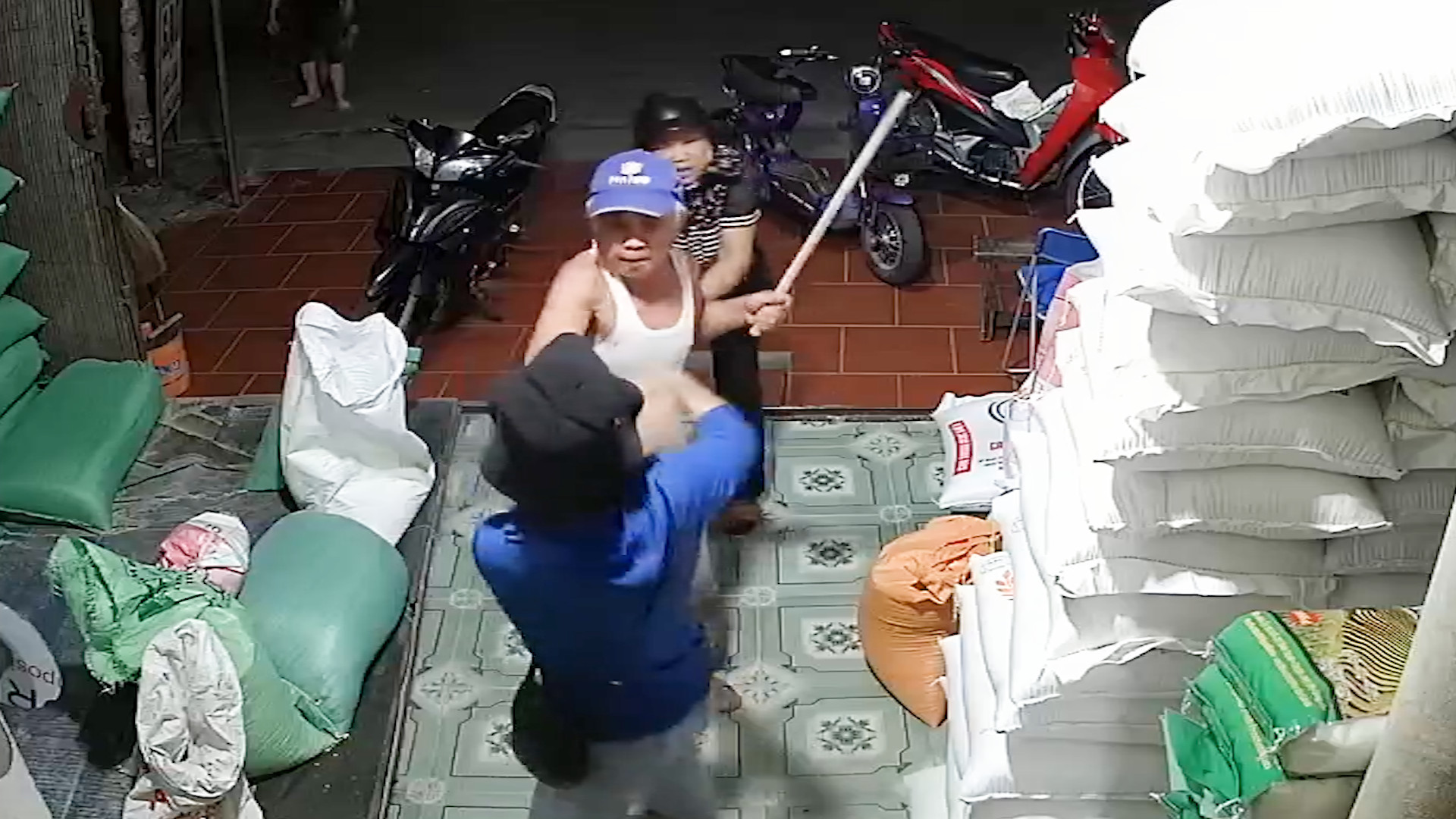 Điều tra vụ cụ ông 81 tuổi dùng hung khí đánh con dâu nhập viện - Ảnh 3. Điều tra vụ cụ ông 81 tuổi dùng hung khí đánh con dâu nhập viện - Ảnh 3.