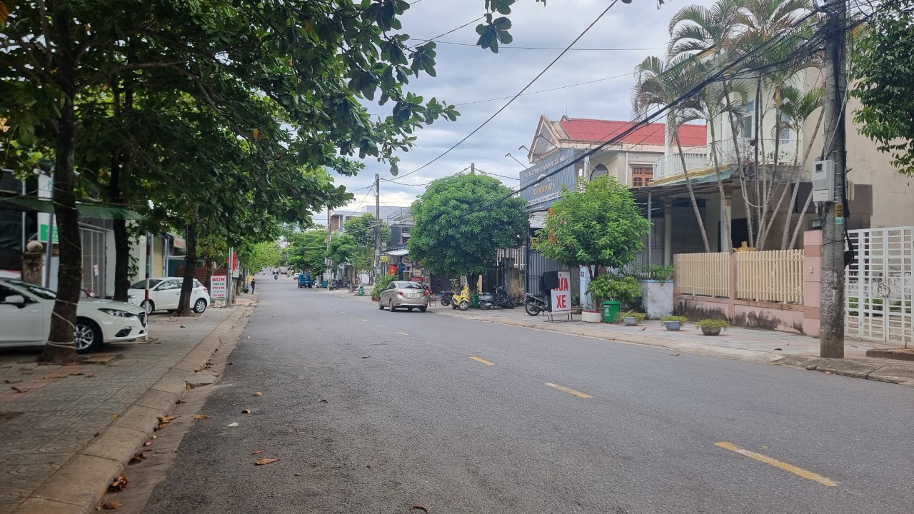 Một thanh niên tử vong sau khi bị đạp ngã xe máy - Ảnh 1.