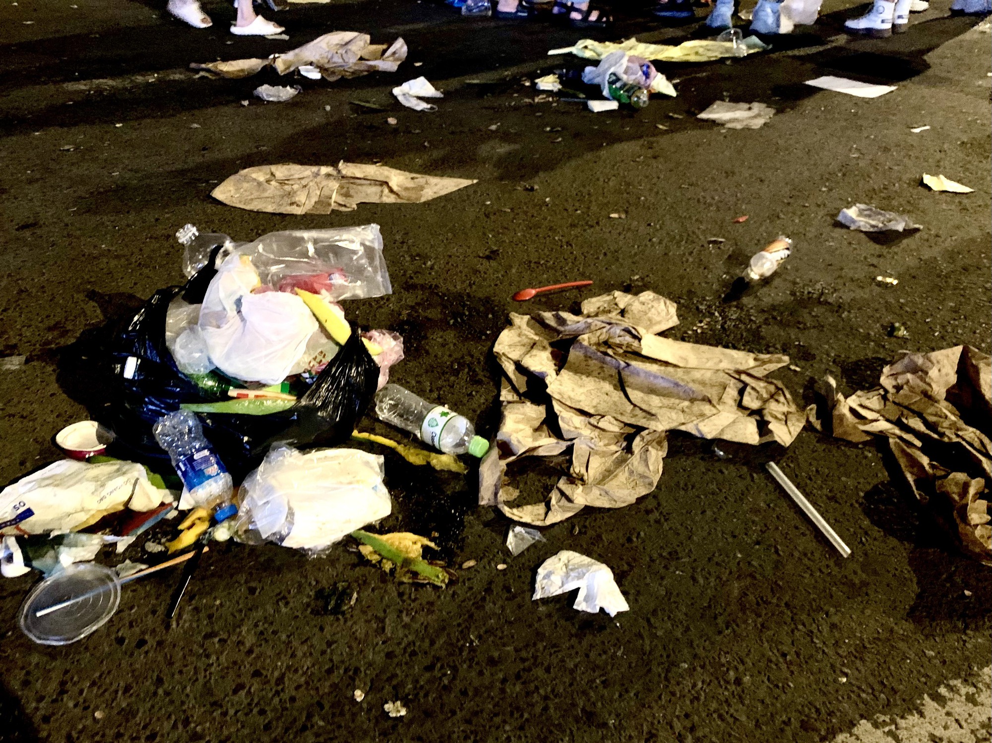 Đường phố ngập ngụa rác thải sau màn bắn pháo hoa- Ảnh 4.