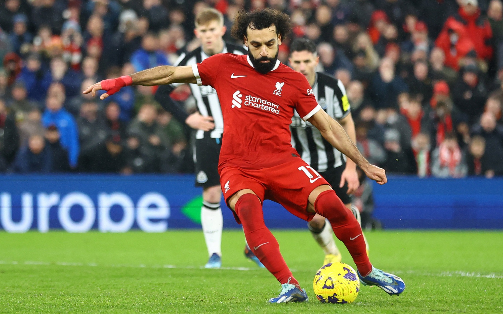 Salah tỏa sáng, Liverpool xây chắc ngôi đầu Ngoại hạng Anh