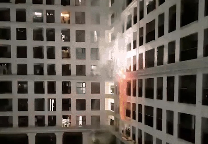 Xôn xao clip nhóm người đốt pháo hoa tại chung cư cao tầng- Ảnh 1.