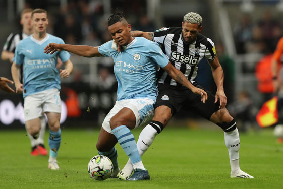 Newcastle (phải) không được đánh giá cao khi phải tiếp đón Man City trên sân nhà  Ảnh: REUTERS