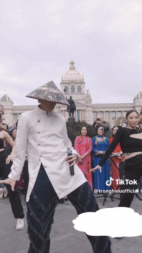 Ca sĩ Việt múa nón lá trên đường phố châu Âu- Ảnh 4.