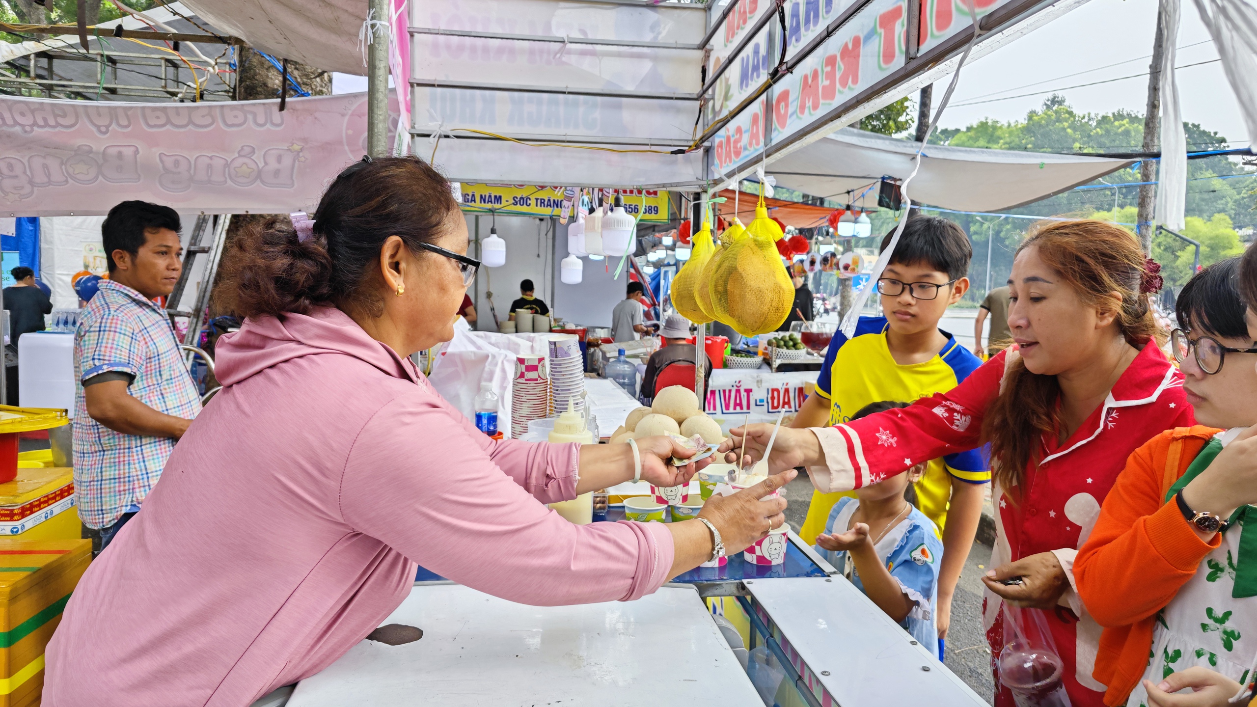 Cidade de Ho Chi Minh: Aproveite muitos pratos vegetarianos com preços a partir de 5.000 VND no Festival de Comida Vegetariana - Foto 5. TP HCM: Thưởng thức nhiều món chay giá từ 5.000 đồng tại Lễ hội Ẩm thực chay- Ảnh 5.