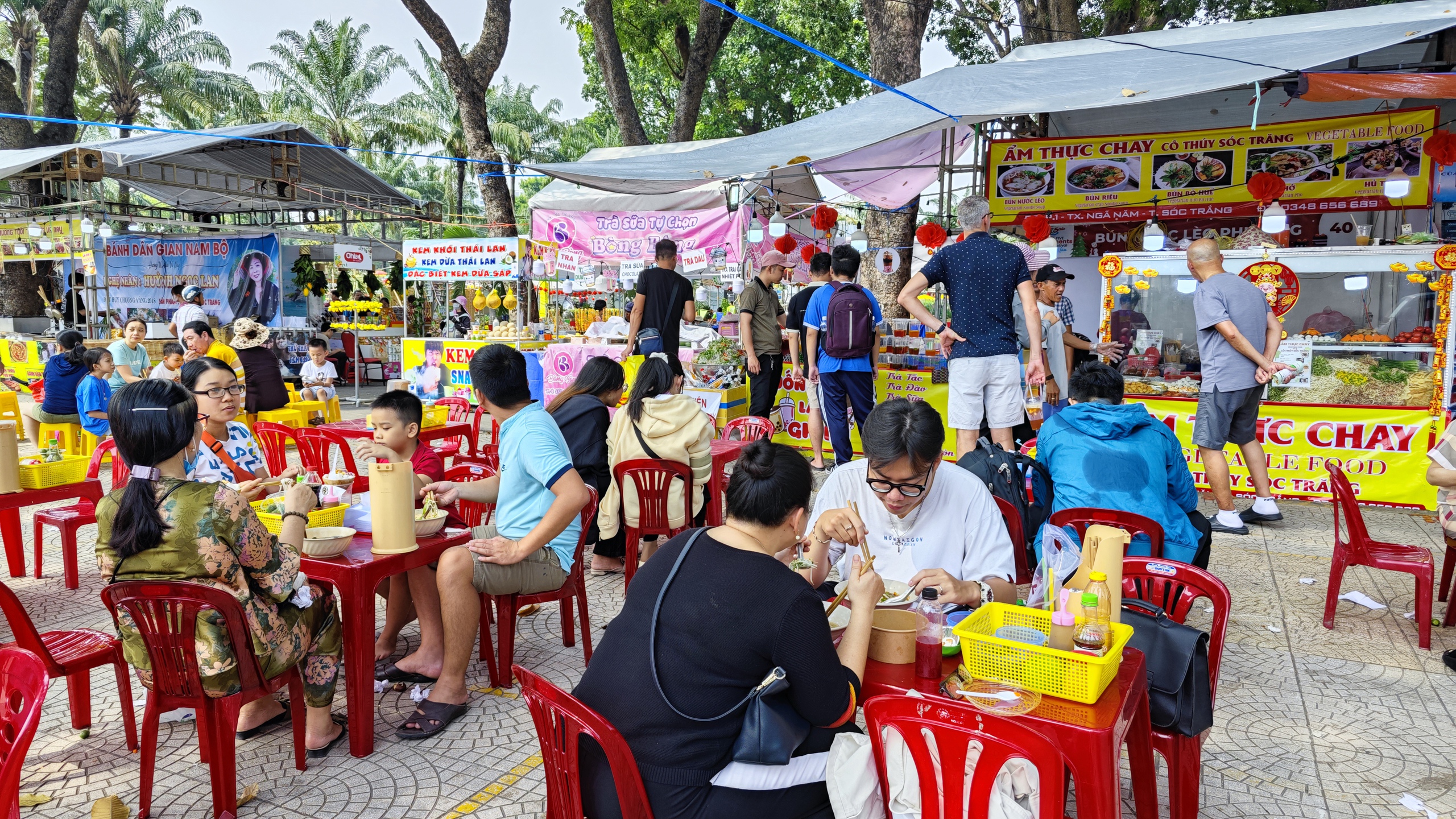 Cidade de Ho Chi Minh: Aproveite muitos pratos vegetarianos com preços a partir de 5.000 VND no Festival de Comida Vegetariana - Foto 8. TP HCM: Thưởng thức nhiều món chay giá từ 5.000 đồng tại Lễ hội Ẩm thực chay- Ảnh 8.