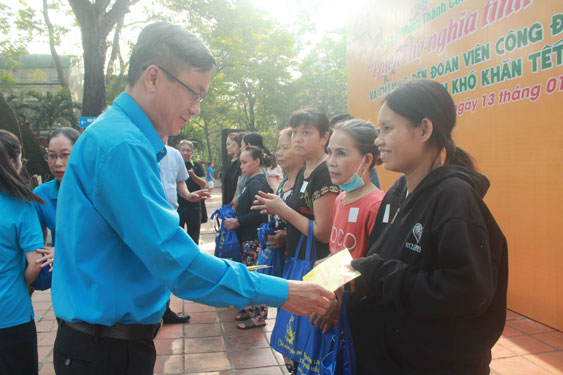 Ông Nguyễn Hữu Thanh, Chủ tịch LĐLĐ quận 10, TP HCM - tặng quà Tết cho đoàn viên nghiệp đoàn khó khăn Ảnh: THANH NGA