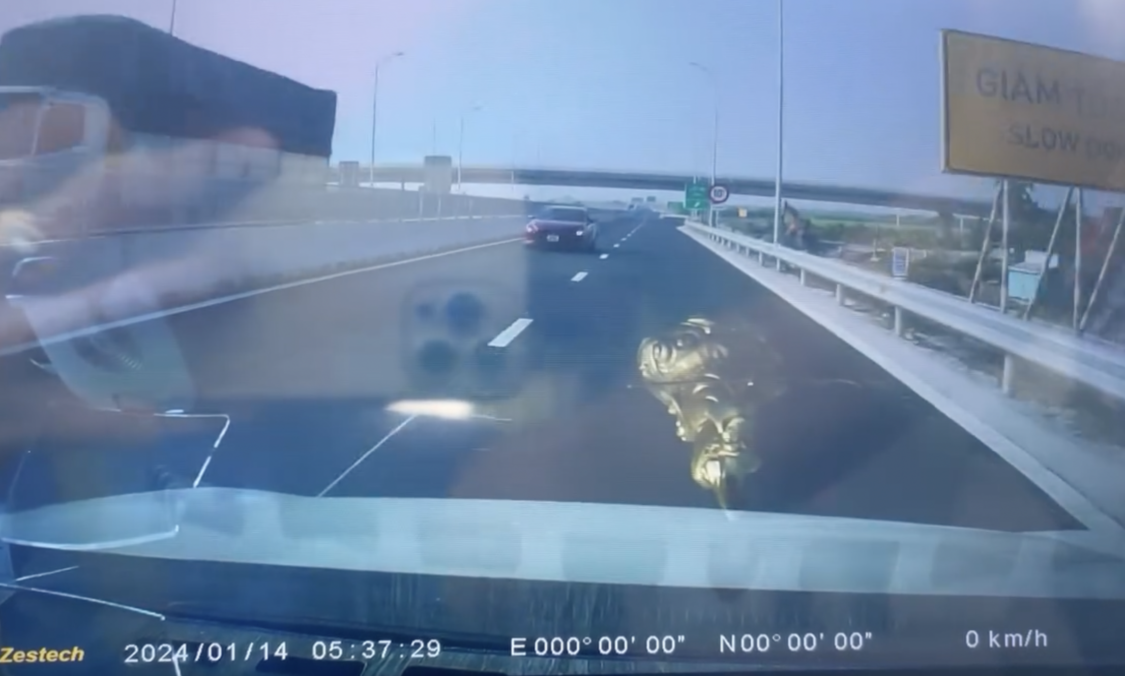 Xem clip mà lạnh người với tài xế chạy ngược chiều trên cao tốc Mỹ Thuận - Cần Thơ- Ảnh 1.